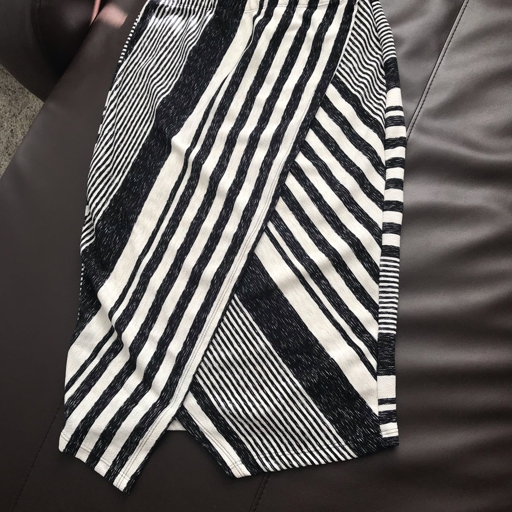 Patterned pencil skirt